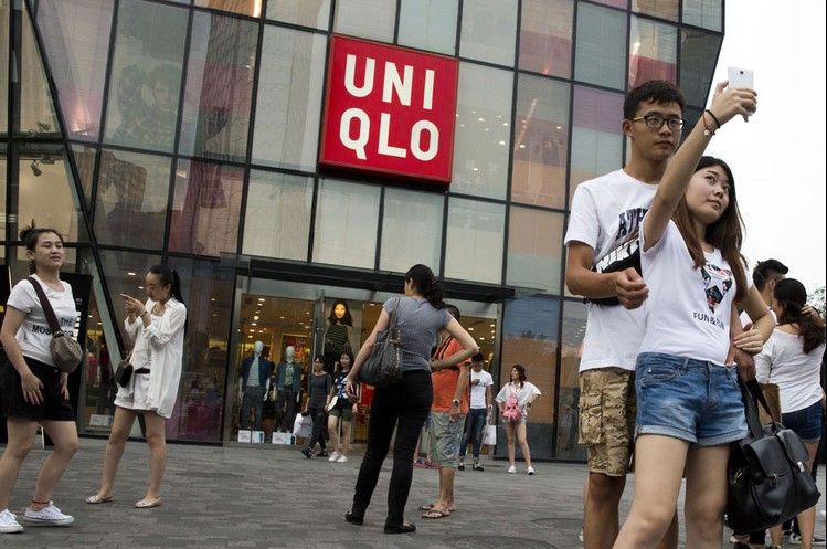 Video grabado en tienda de ropa china Uniqlo causa escándalo - uniqlo