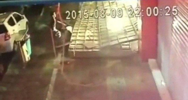 Una madre es sepultada por un anuncio frente a su hijo - 2222image-a-106_1439470729248