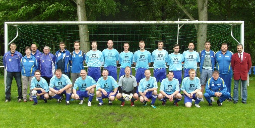 Buscan expulsar a equipo de futbol neonazi - 22923_SAM-1400-1024x513