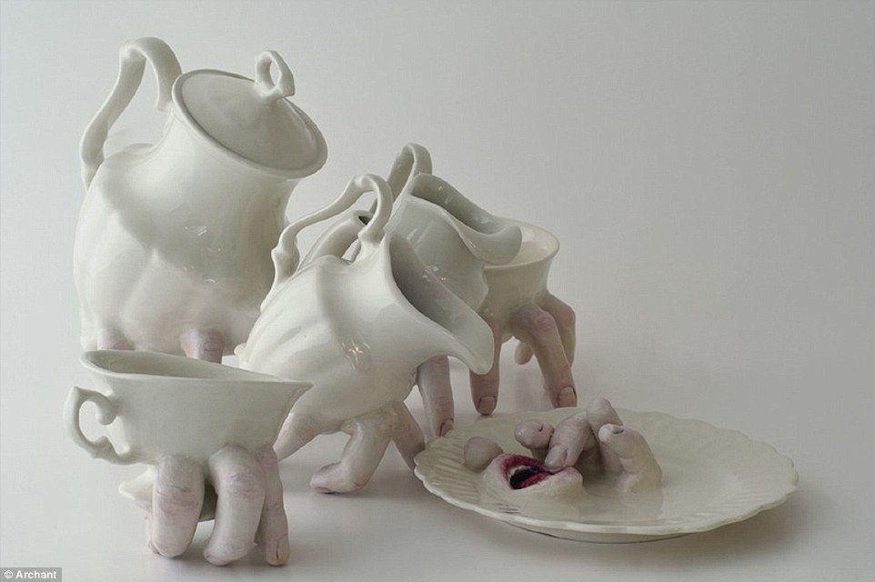 Dismaland: el "parque de diversiones" de Disney - 2B8343C100000578-3204653-Time_for_a_cuppa_This_work_by_Israeli_artist_Ronit_Baranga_will_-a-48_1440076222193-copia