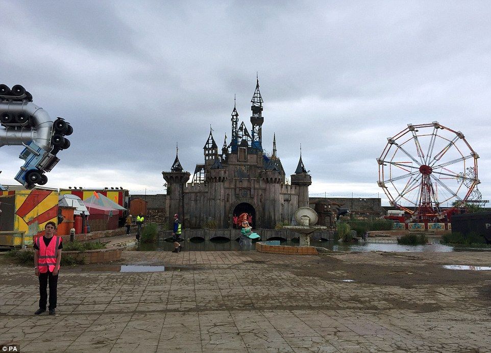 Dismaland: el "parque de diversiones" de Disney - 2B8403A800000578-3204653-The_Dismaland_name_a_satire_of_Disneyland_offers_a_major_themati-a-45_1440076221932