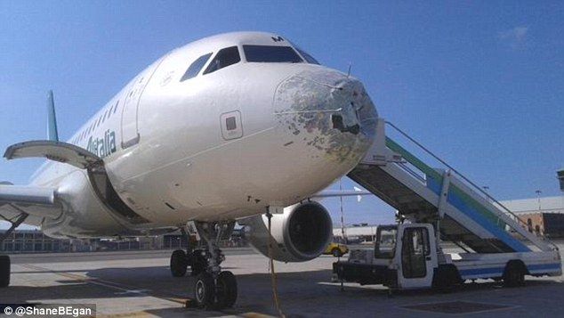 Avión de Alitalia aterriza de emergencia por granizada - 2B847D2300000578-3204511-The_Alitalia_plane_was_heavily_damaged_on_the_nose_area_after_ma-a-4_1440066636241