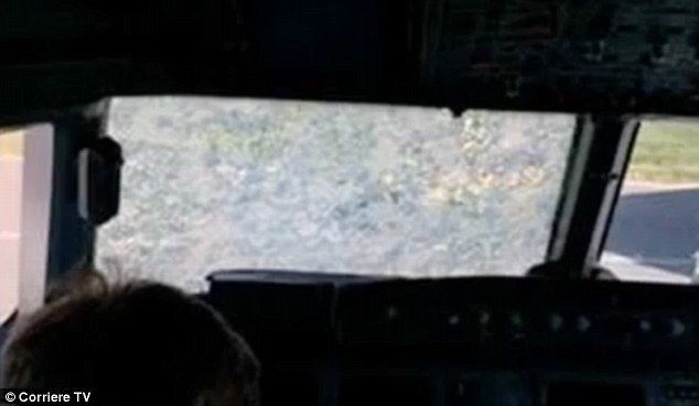 Avión de Alitalia aterriza de emergencia por granizada - 2B84867000000578-3204511-The_pilots_had_to_use_all_their_skills_for_the_emergency_landing-a-1_1440066636213