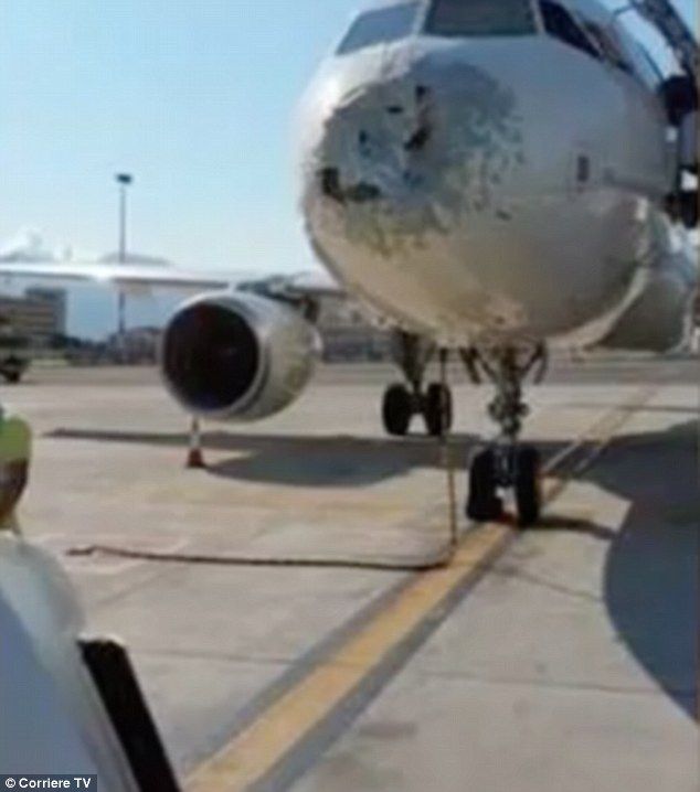 Avión de Alitalia aterriza de emergencia por granizada - 2B84868800000578-3204511-The_ferociousness_of_the_storm_meant_it_was_a_rough_landing_for_-a-2_1440066636216