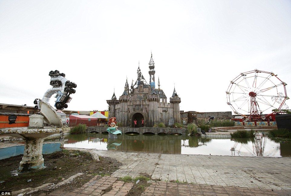 Dismaland: el "parque de diversiones" de Disney - 2B859EAA00000578-3204653-A_run_down_castle_which_forms_part_of_Dismaland_Bemusement_Park_-a-41_1440076221774-copia