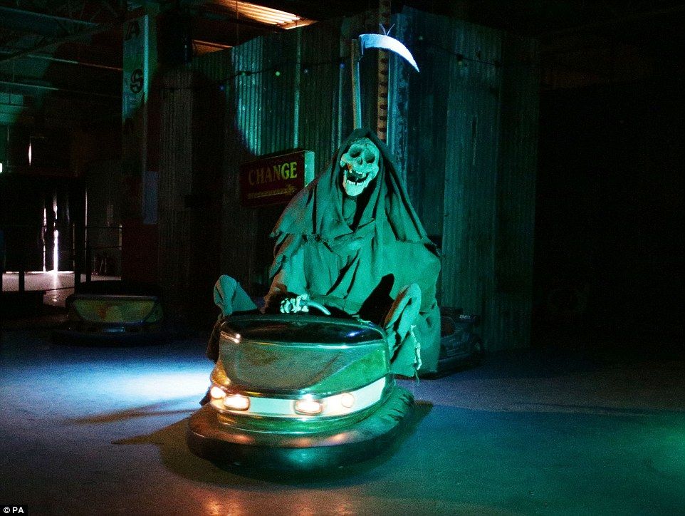 Dismaland: el "parque de diversiones" de Disney - 2B85A7FF00000578-3204653-The_grim_reaper_rides_the_dodgems_at_Dismaland_Bemusement_Park_a-a-40_1440076221714-copia