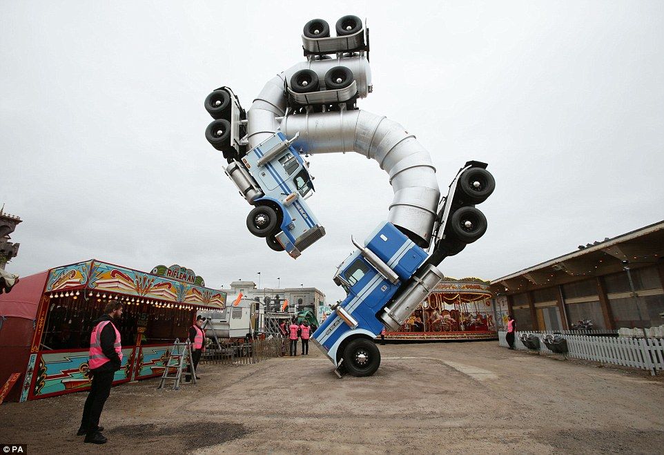 Dismaland: el "parque de diversiones" de Disney - 2B85AD7600000578-3204653-The_Big_Rig_Jig_an_artwork_by_Mike_Ross_on_display_at_Dismaland_-a-44_1440076221893