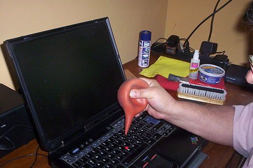 Consejos para tener siempre limpia tu laptop - 500px-ThinkPad5