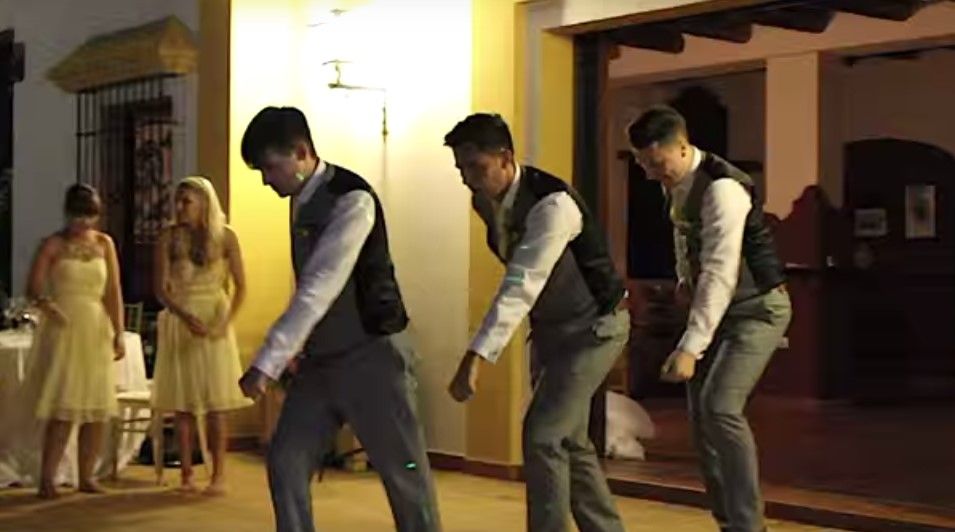 Video: celebran su primer baile juntos con coreografía - Boda-baile-Reino-Unido-YouTube3