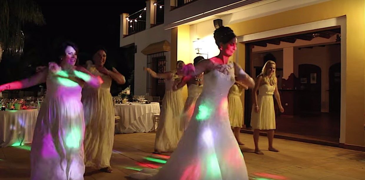 Video: celebran su primer baile juntos con coreografía - Boda-baile-Reino-Unido-YouTube4