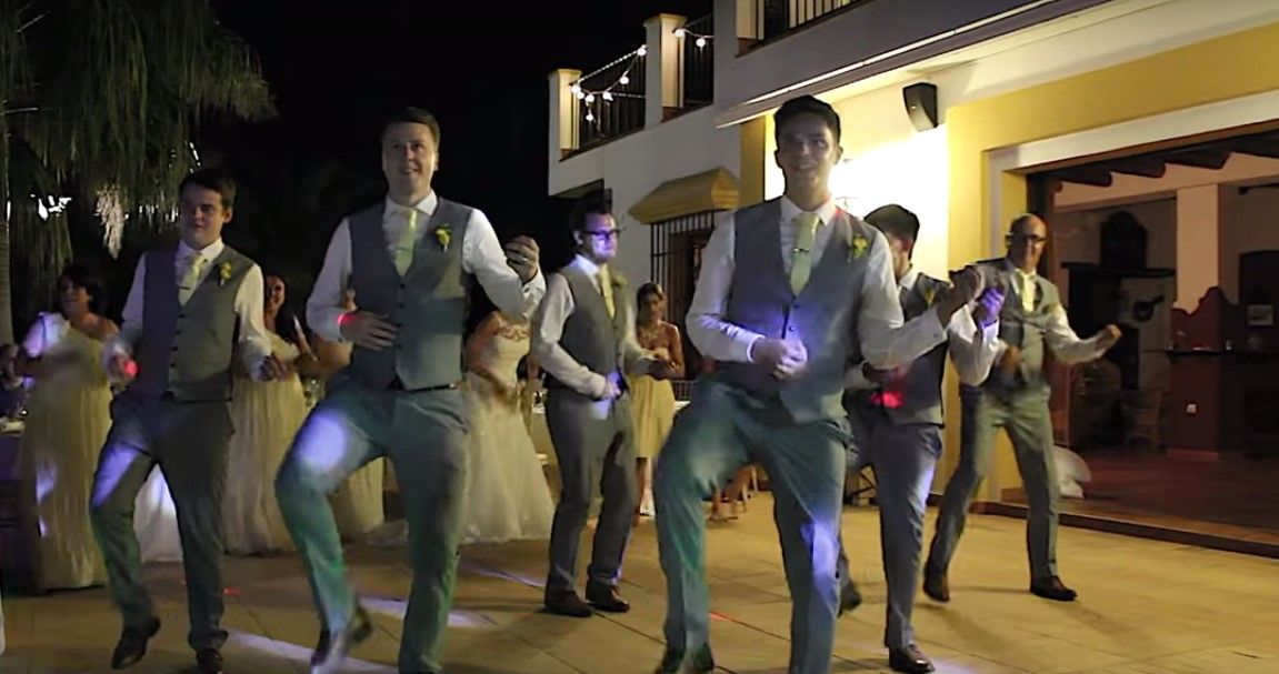 Video: celebran su primer baile juntos con coreografía - Boda-baile-Reino-Unido-YouTube5