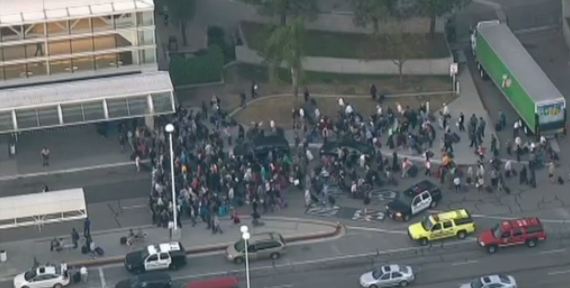 Desalojan aeropuerto de California por una granada - CMNuHCUUYAAzahu