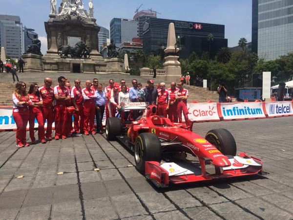 Esteban Gutiérrez emocionó en Reforma con su Ferrari - Ferrari-Reforma1