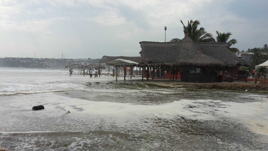 Cierran dos puertos de Oaxaca por mar de fondo - Mar-de-fondo-Puerto-Escondido-1024x576
