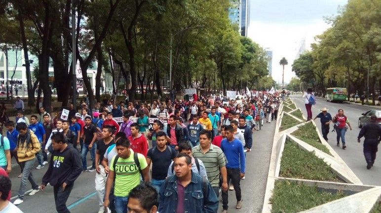 Marchan por los 11 meses de la desaparición de normalistas - Marcha-Ayotzinapa-11-meses-Revolucion3_0