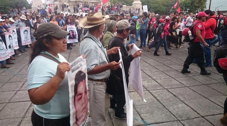 Marchan por los 11 meses de la desaparición de normalistas - Marcha-Ayotzinapa-11-meses-WRadio