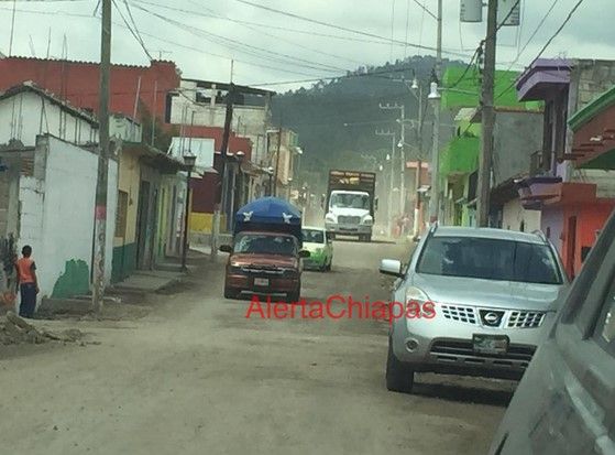 Obligan a funcionarios municipales a caminar descalzos en calles deterioradas - Teopisca-Chiapas-Alerta-Chiapas