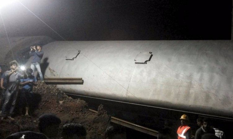 Mueren 27 por descarrilamiento de trenes en India - Trenes-india-5-agosto-Reuters