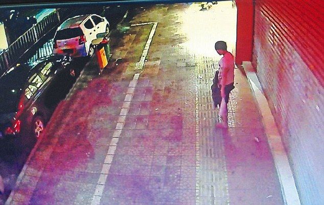 Una madre es sepultada por un anuncio frente a su hijo - accidente-de-anuncio1