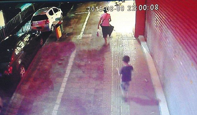 Una madre es sepultada por un anuncio frente a su hijo - accidente-de-anuncio2
