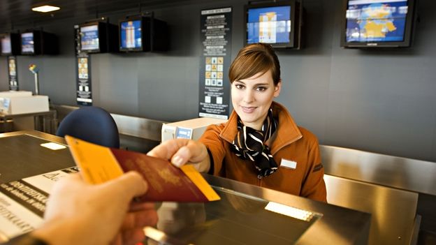 Tips para volar en primera clase sin gastar de más - aeropuerto-mostrador-boletos-vuelo