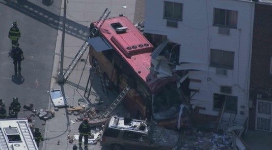 Choque en Nueva York deja 7 heridos - autobus-choca-Queens-Bogs4NY