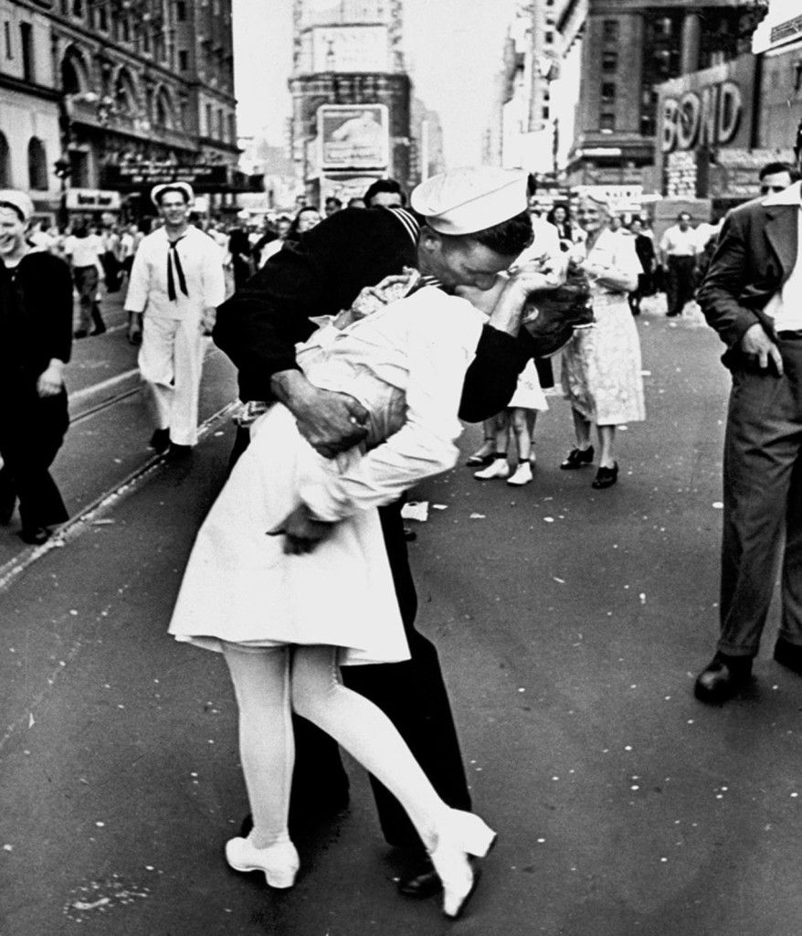 Conmemoran fin de la Segunda Guerra Mundial con recreación del beso de Times Square - beso_times_square-878x1024