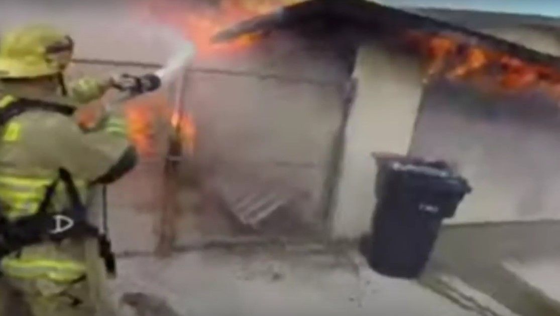 Video: bomberos apagan incendio en casa de California - bomberos-incendio-casa-California