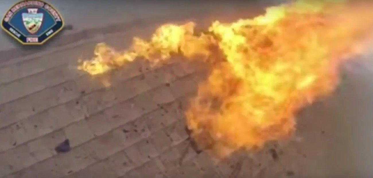 Video: bomberos apagan incendio en casa de California - bomberos-incendio-casa-California2