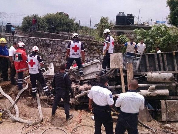 Un muerto por volcadura de grúa en Cuernavaca - grua-vuelca-mex-cuernavaca-28ago-Excélsior