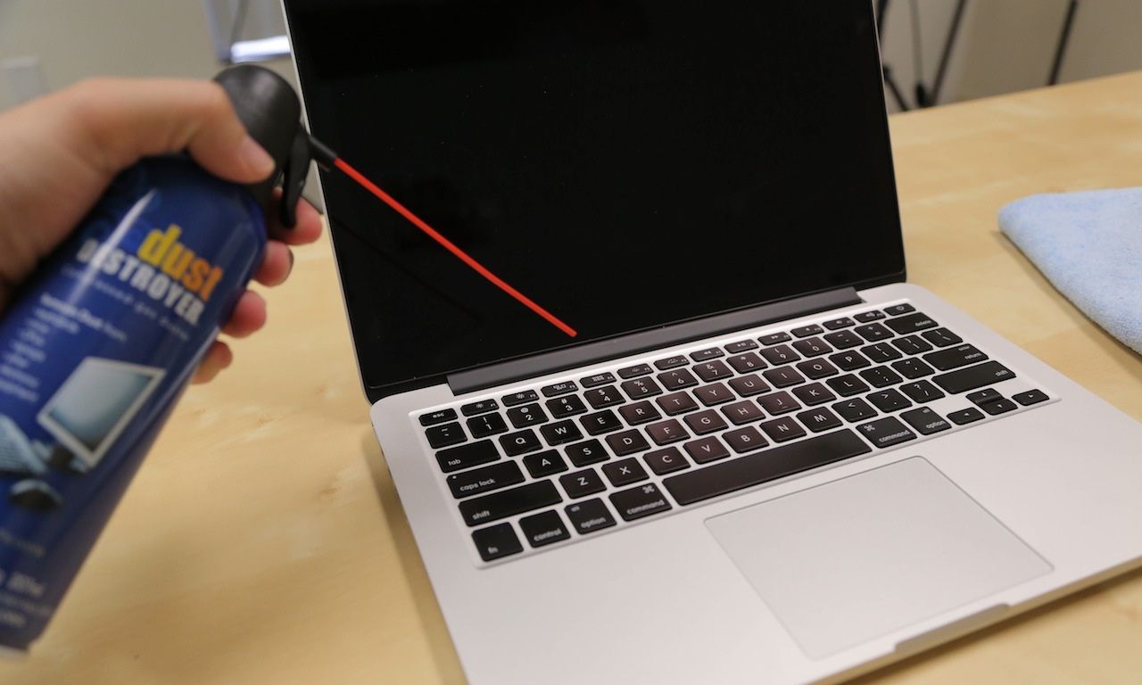Consejos para tener siempre limpia tu laptop - how-to-clean-laptop-dust-21