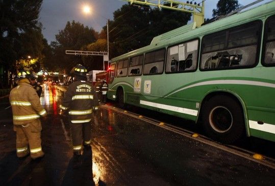 Incendio en trolebús deja nueve personas intoxicadas - incendio-trolebus