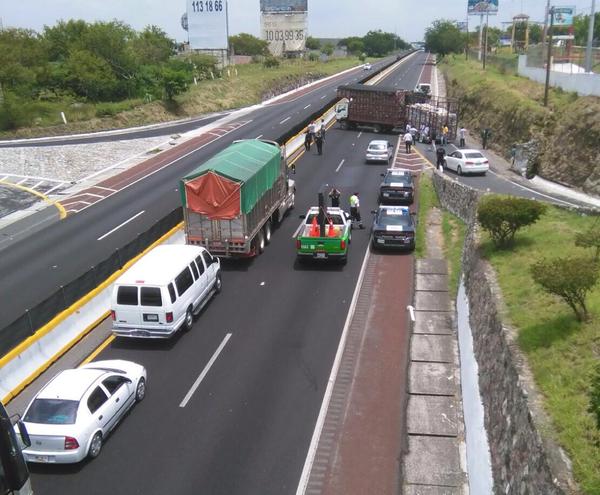 Manifestantes cierran autopista México-Acapulco - jafquirarte