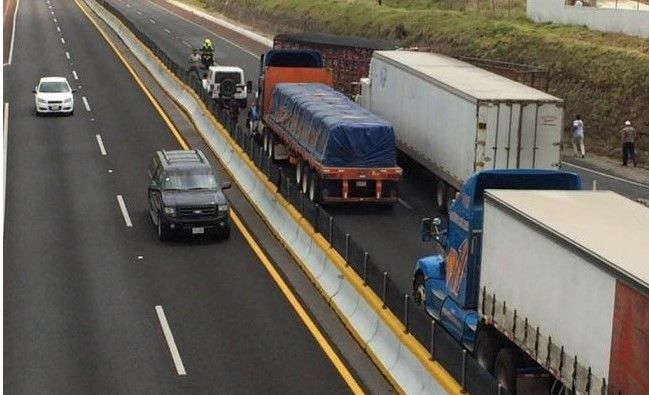 Manifestantes cierran autopista México-Acapulco - jhkjgfc