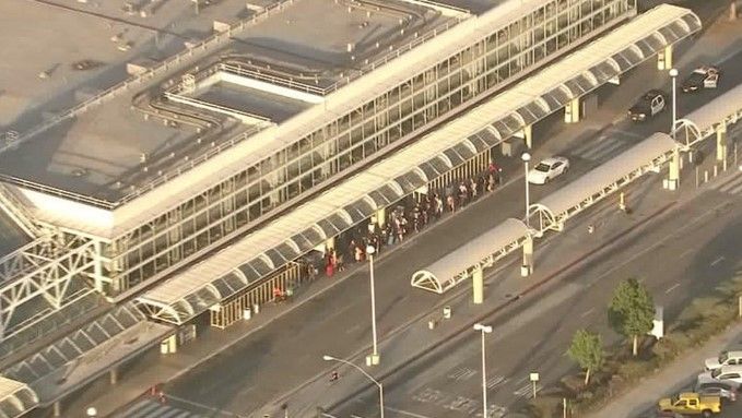 Desalojan aeropuerto de California por una granada - ontario