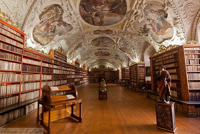 Espectaculares bibliotecas del mundo - prague-strahov-monastery-theological-hall-library-czech-republic-editorial-use-only-alculn-lal-flickr_0