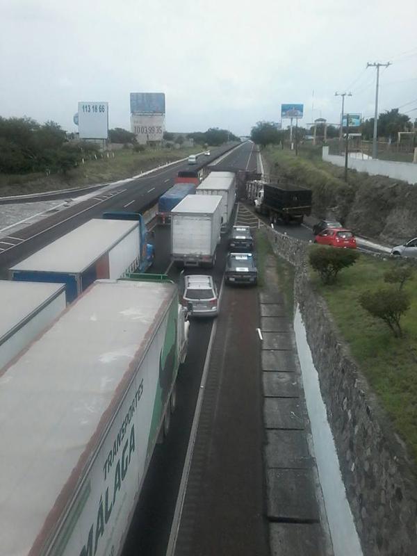 Manifestantes cierran autopista México-Acapulco - thishN7bjUkAEavJg