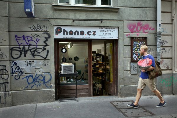 El pueblo que produce millones de discos de vinilo - tienda-vinilo-praga