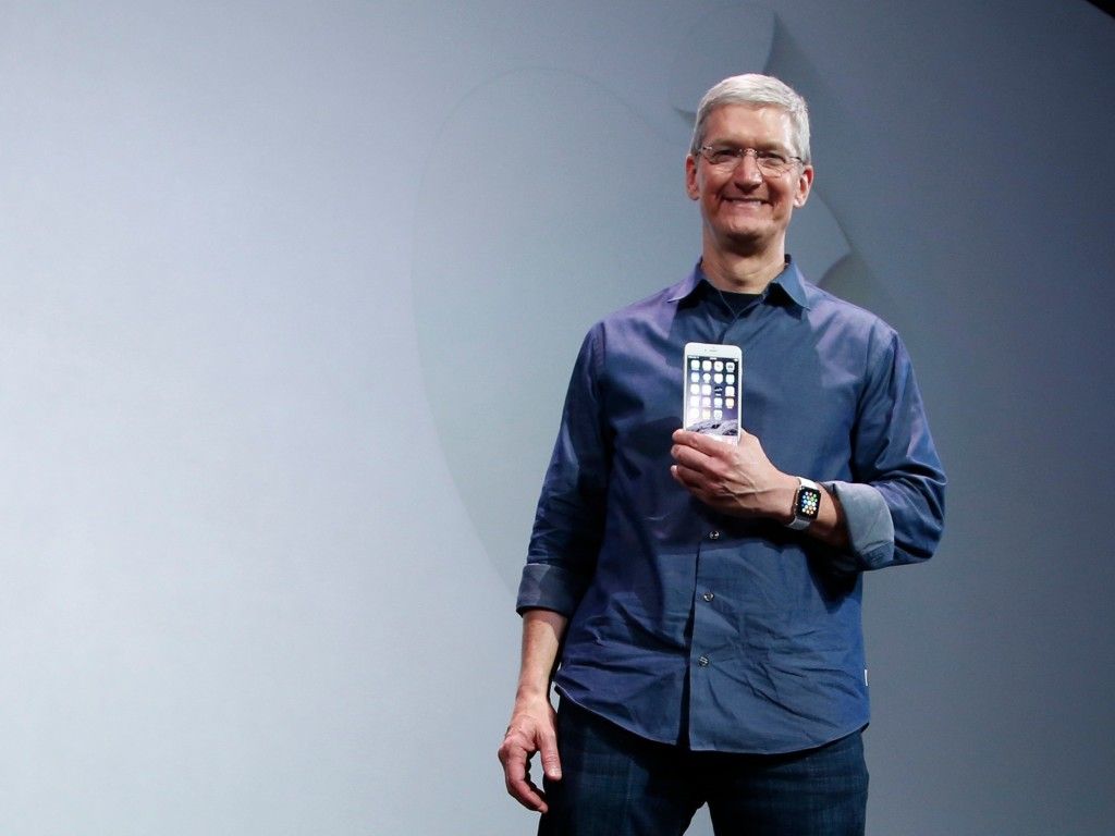 Apple podría lanzar su propio servicio de telefonía - tim_cook_iphone6-1024x768