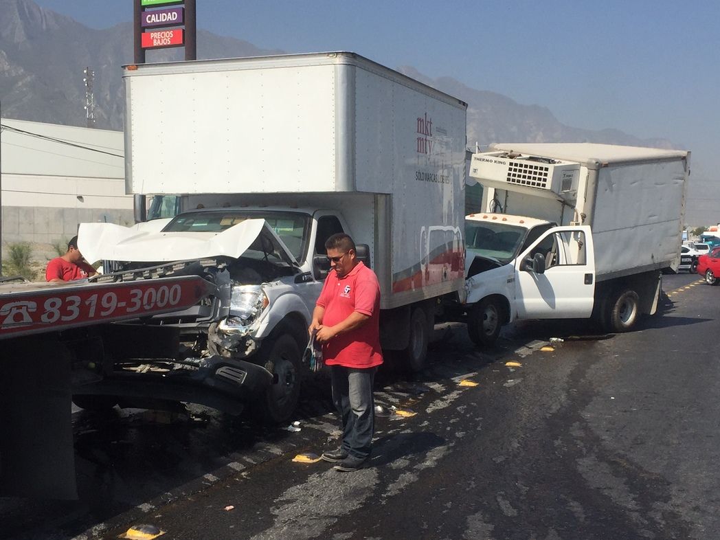 Tráiler impacta a 7 vehículos en Santa Catarina - trailer-en-sta-catarina