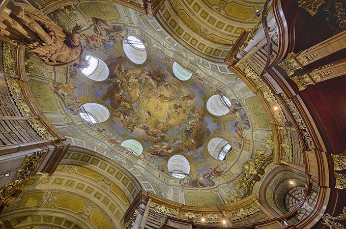 Espectaculares bibliotecas del mundo - vienna-austrian-national-library-ceiling-austria-179048105