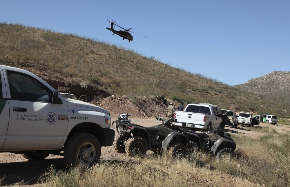 Volcadura deja seis migrantes muertos en Texas - 121004-border-patrol-jsw-410p