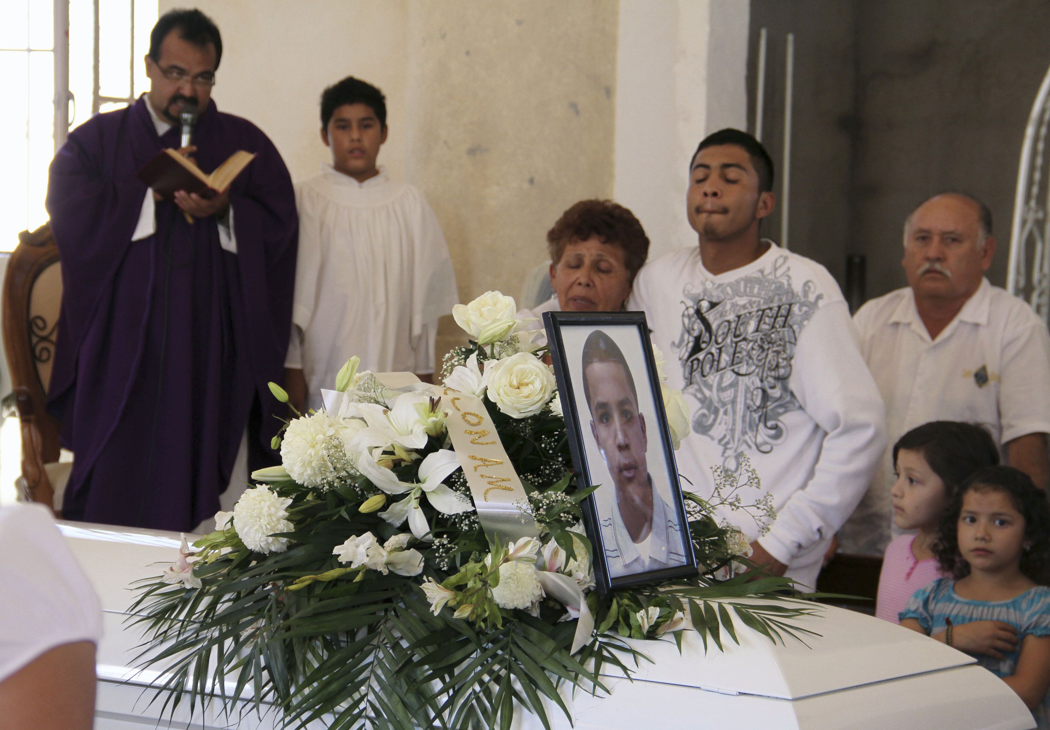 Acusan a agente fronterizo por muerte de mexicano - 2012-10-15t050233z_1447909988_gm1e8af0zsp01_rtrmadp_3_mexico