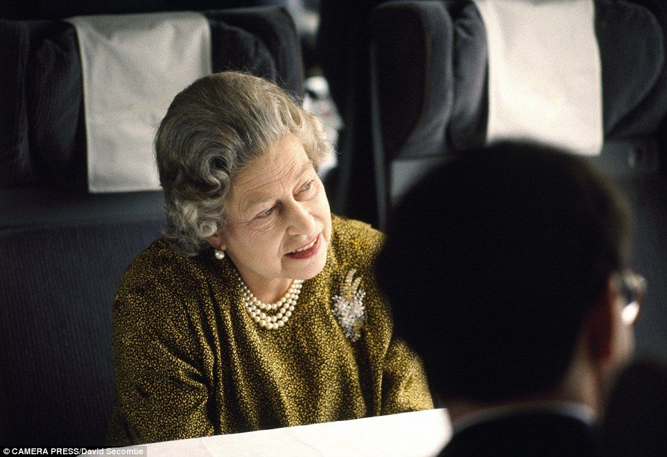 Inéditas fotos de la reina Isabel II - 2C0B157900000578-3225069-Candid_A_1991_snap_of_the_Queen_en_route_to_Edinburgh_aboard_the-a-18_1441636126529