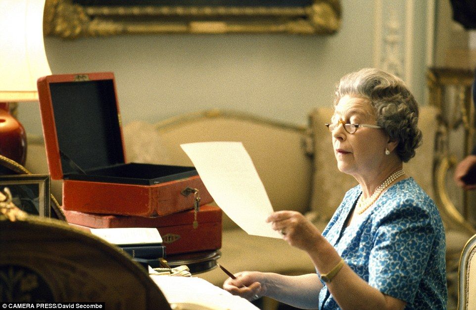 Inéditas fotos de la reina Isabel II - 2C0B229300000578-3225069-Correspondence_The_Queen_tackles_her_red_boxes_containing_govern-a-15_1441636126514