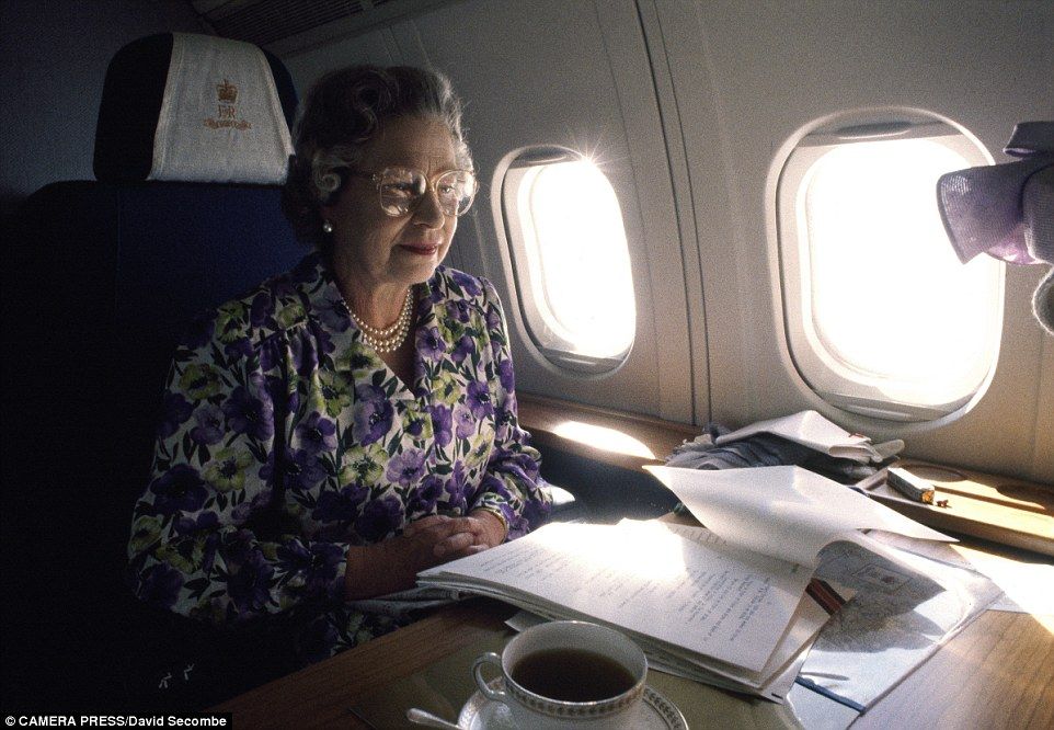 Inéditas fotos de la reina Isabel II - 2C0B22A700000578-3225069-Heading_home_The_Queen_travelling_on_a_plane_from_the_Royal_Flig-a-19_1441636126536