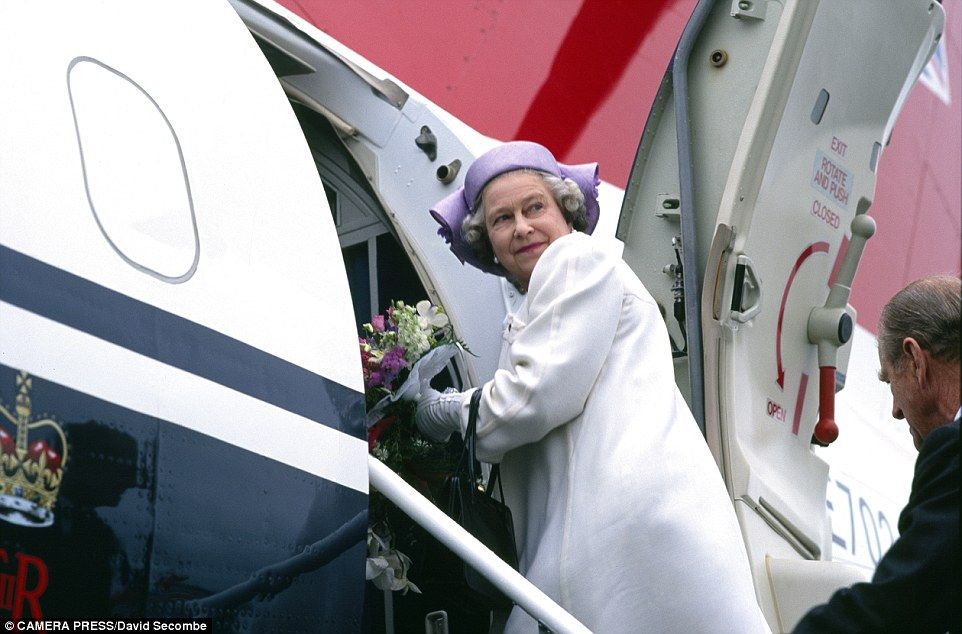 Inéditas fotos de la reina Isabel II - 2C0B22BB00000578-3225069-Sensitive_The_Queen_boards_the_jet_at_Belfast_Airport_following_-a-17_1441636126517