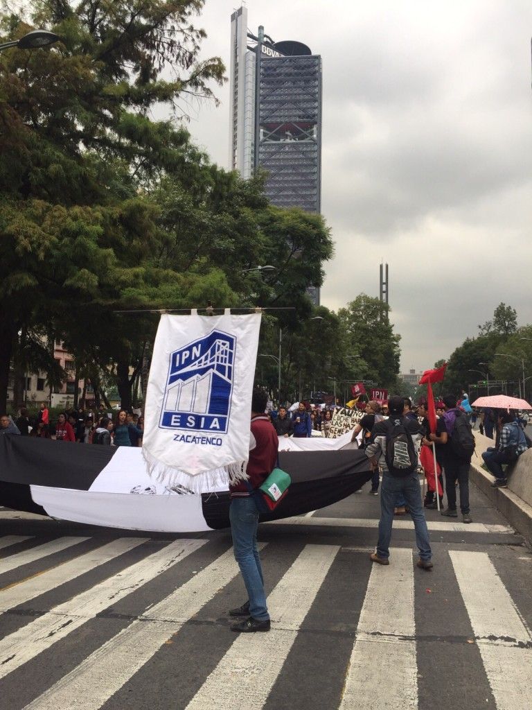 ¡Ayotzinapa vive! - AjXalfclea1c4oXd5OfYn0Db0PnfGiKmmpzn2nQHeF_C-768x1024