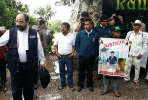 CIDH visita México a petición del gobierno: Álvarez Icaza - Alvarez-Icaza-en-Ayotzinapa-300x203