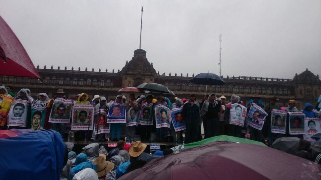 ¡Ayotzinapa vive! - CP3e4WlUcAAa0NG-1024x576